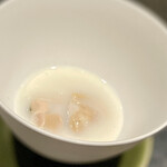 イチリン ハナレ - ①蛤～ジャスミンライスのお粥にして、その上澄みのスープで炊いた蛤。トロトロのお粥スープに身の厚い蛤の出汁のみが絡んで、優しい味わいながら濃い旨味が溢れている。