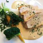 カフェ ミクニズ - メイン、国産鶏ムネ肉の低温調理ロースト　　シュプレームソース　　皮の香ばしい、焼き目に塩が程よく効き、身の部分はふんわりジューシーなロースト。むっちりとした弾力があり、鶏の旨味がしっかり閉じ込められています。ブイヨンで伸ばした生クリームのソースは軽さがありつつ絶妙の塩加減でパンにもぴったり。付け合わせはブロッコリー、カブ、ミニキャロットのスチームに人参葉のフリットをトッピング。