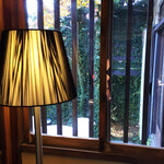 カフェ ミクニズ - 数寄屋造の一軒家の窓