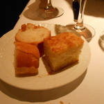 ベヴィトリーチェ - バケットと自家製フォカッチャ（出来たて、温かい）