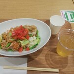 Oyasai yakisoba semmonten bejirabitto - 旨塩レモン焼きそば(Mサイズ) (税込)850円とアップルジュース(税込)150円 =1,001円でした(2021.11.25)