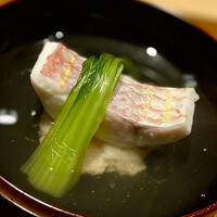 日本料理FUJI - ④椀物～麻機蓮根のお饅頭とイトヨリ鯛。イトヨリ鯛の身は柔らかいが、椀物にすると意外にしっかりと身持ちが良く美味しい。麻機蓮根のもちもち感はあるが、限りなく糸を引くような粘り気を味わいたかったかな。