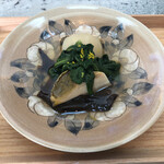 日本料理 TOBIUME - 始まり 小さな蕪
      →宗方の鮑と木耳と若松 大葉春菊と若松 蕪の炊き合わせ♪