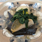 日本料理 TOBIUME - 立派な鮑様が美味しいのは予想通りなのですが、この木耳の食感の素晴らしさ！苦味を感じない大葉春菊！確りと甘みを感じる蕪！いずれも素晴らしいですね(^^)
