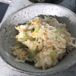 日本料理 TOBIUME - 渡蟹の蟹身と味噌をたっぷり混ぜ込んだ炊き込みご飯には蕪の葉！まさに余す事なく北九州の味覚を満喫する炊き込みご飯♪旨い！