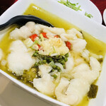 本格四川料理 麻辣先生 - 薄衣で揚げた白身魚と古漬けのような葉物野菜（高菜のようなイメージ）をスープで炊き上げます。これは四川と言うよりは家庭料理なのかな