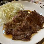 ざぶとん - 名物の牛ロース焼き（300円）