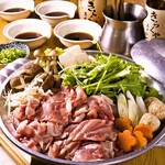 特制相扑火锅配有鸡大腿、肉丸和猪肉