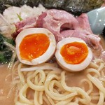 横浜ラーメンとんこつ家 - 煮卵ぱっかん