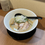 麺屋 かがり - とんこつラーメン