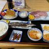 嶋屋 - 料理写真:到着が少し遅くなったんで夕食は既に配膳してありました。
 
メインは刺身とカツと焼きサンマです。