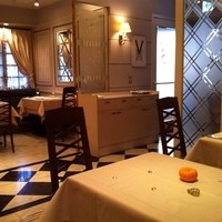 ル・ブション - カチっとしてるように見えますがカジュアルな雰囲気です。