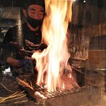 土佐清水ワールド - 鰹を藁焼きしています