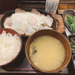 Shimpachi Shokudou - 豚バラ目玉焼き定食(ご飯大盛)+インゲン胡麻和え_¥891+¥55