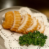 廣東料理 民生 ヒルトンプラザウエスト店 - ①名物のイカの天婦羅
                    醤油風味を効かせ、高温でカラッと揚げた人気の一品
                    イカの歯応えとサクサクとした衣のハーモニーが絶妙