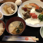 鳴子ホテル - 朝食は、残さないようにキレイにバランス良く。お粥もクロワッサンも食べました。果物もコーヒーも。食べ過ぎ、とも言う。