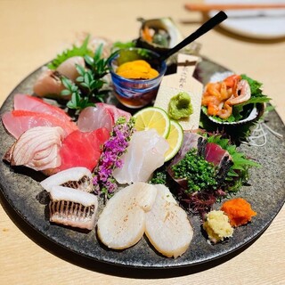 In addition to sashimi, we also serve exquisite dishes made with seasonal ingredients.