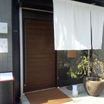 料理屋くおん - 入り口もモダン