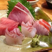 天ぷら もっこす - 単品オーダーしたお刺身の盛り合わせ　プライス不詳　寒ブリ・鉢マグロ・平鱸・真鯛・きんめの炙り
