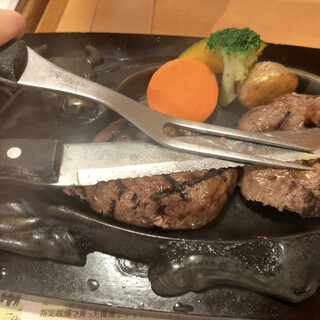 さわやか 静岡瀬名川店 - げんこつハンバーグ②（店員さんが半分に切って上から押さえつけてくれます。）