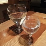 cozzy - 左:しゅわっと鷹長サワー(700円) 右:風の森 ALPHA TYPE1(120ml/660円)