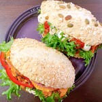 パサージュ ア ニヴォ - モッツアレラチーズとツナのサンド 480円 オレンジとタンドリーチキンのサンド 490円