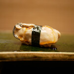 Tsukiji Aozora Sandaime Bettei - 煮牡蠣
                        小粒でもツメの甘さがよく浸透し、シャリの酸味とかけ合わせて好印象。