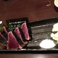 寅八商店 心斎橋店 - 鰹の藁焼き（癖になる美味しさ）