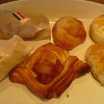 Boulangerie Galopin - 焼きカレーパンに、クリームチーズと林檎、お芋とアップルのデニッシュ、クリームチーズとカスタードパン、生クリームコロネに、チョココロネです