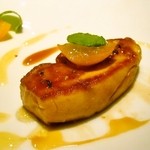 フランス産フォアグラのソテー　金柑のコンポートとルッコラをあしらって。