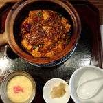 雪梅花 菜根譚 - 四川麻婆豆腐土鍋ごはん（上方から）