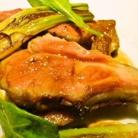 レストラン リューズ - 仔羊背肉のロースト　ポテトのフォンダン　レモンのアクセント。