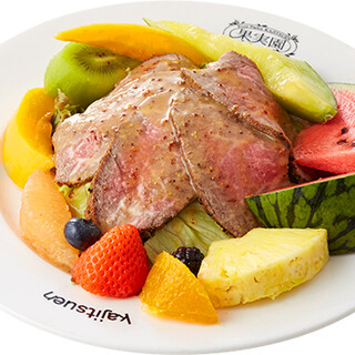 見た目もフルーティーなお食事メニュー！隠れ人気メニューも登場