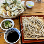 やまびこ - 粗挽き蕎麦（限定数） 1000円・自家製野菜ときのこの天ぷら　1000円