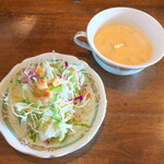 洋食や とんちんかん - クルトン入りのサラダは、生姜風味のドレッシングで。クリーム＆トマトのスープは、まろやかで穏やかな味