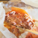 洋食や とんちんかん - トマトの酸味、燻製とブラックペッパーの香り、チーズのまろやかさが渾然一体