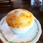 洋食や とんちんかん - ココットハンバーグ（サラダ・スープ・ドリンク付￥1200）。パイ包みスープのようなスタイルで登場！
