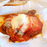 洋食や とんちんかん - 風船ハンバーグ（￥1200）紙を破ったところ。とろけるモッツァレラと、フレッシュトマトが乗る