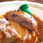 洋食や とんちんかん - シャッキリ感を残したグリルオニオンと、ハンバーグの二階建て構造