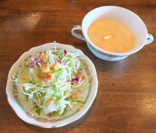 Youshokuya Tonchinkan - クルトン入りのサラダは、生姜風味のドレッシングで。クリーム＆トマトのスープは、まろやかで穏やかな味