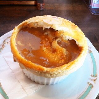 Youshokuya Tonchinkan - パイを崩すと、中はオニオングラタンスープ！ 炒め玉ねぎの甘みと、とろけるチーズが良い感じ