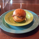 菜の詩 - 1番最初にで出来たミニバーガー！テンション上がった♡これから出てくるお料理が楽しみなるスタートダッシュ✧ ٩( ๑•̀o•́๑ )و