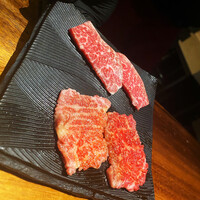 肉割烹 ASATSUYU - 馬肉 片方は300回包丁を入れて醤油漬けにしたもの