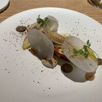 マンサルヴァ - 下に薫香を纏った鯖ちゃんが隠れてる。根セロリのソースが合います。