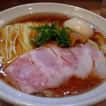 麺笑 巧真 - ・特製醤油らーめん 
                                ほのかに感じるネギ油と、まとまった醤油味のスープ。豚肩ロースを薄切りにしたチャーシューは、しっとり柔らか。トゥルントゥルンのワンタンが3つ、餡はニンニクのしっかり効いたひき肉入り