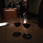 旭屋 - ワインをひとつ
            グラスを合わせたときに響く軽い音が実に素敵