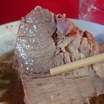 ラーメン二郎 三田本店 - 豚1枚目。