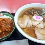 マルモ食堂 - 会津ラーメン(800円)、半カレー(300円)。