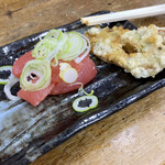 山田屋 - 二度目のアテ、たらこの粕漬け。と頂き物の竹輪磯辺揚げ。
