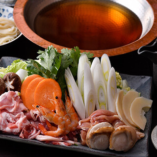 鯖節使用の「菜鴨うどんすき鍋」は、関西風の優しい味わいが魅力